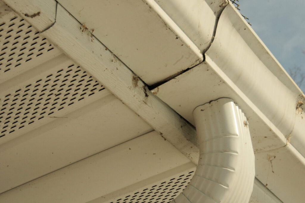 Worn gutters with an open seam